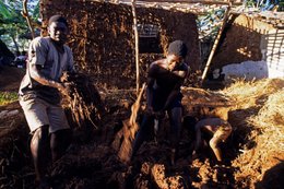 Comoros-Archipelago;-Construction;-Earth;-France;-Housing;-Indian-Ocean;-Kaleidos;-Kaleidos-images;-La-parole-à-limage;-Laurent-Abad;-Mayotte;-Men;-Mud-wall;-Stories-Pictures;-Straw;-Work